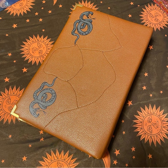 Cakeworthy Hocus Pocus Book Of Spells Clutch Disney Purse - Picture 2 of 6